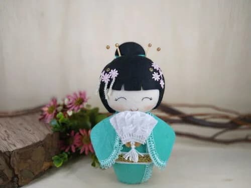 Boneca Kokeshi em feltro - 20 cm