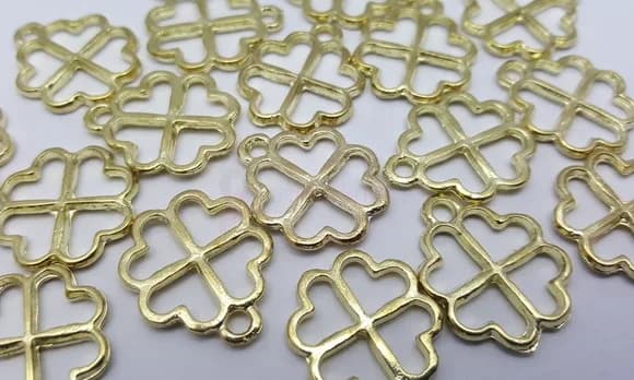Pingente de Trevo Dourado de 2cm - 15 Unidades
