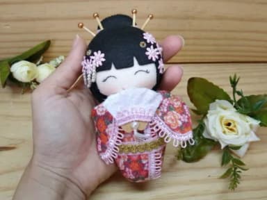 Boneca Kokeshi em feltro 15 cm