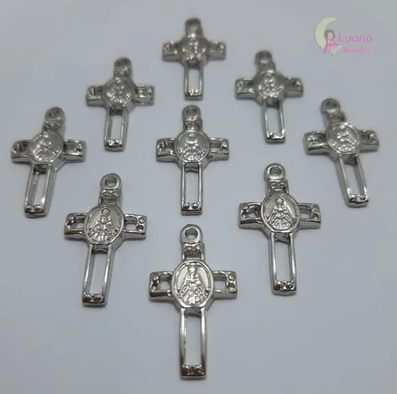 Pingente Cruz c/ N.S Aparecida Metal Prata - pct c/10 uni