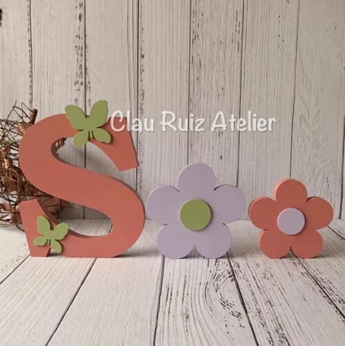 Iniciais 18cm + Dupla de Flor - Decoração Bebê