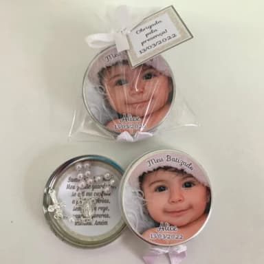 Lembrancinha com mini terço e oração do anjo da guarda