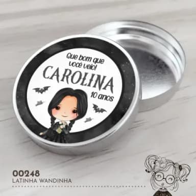 Latinha Adesivada Wandinha - 00248