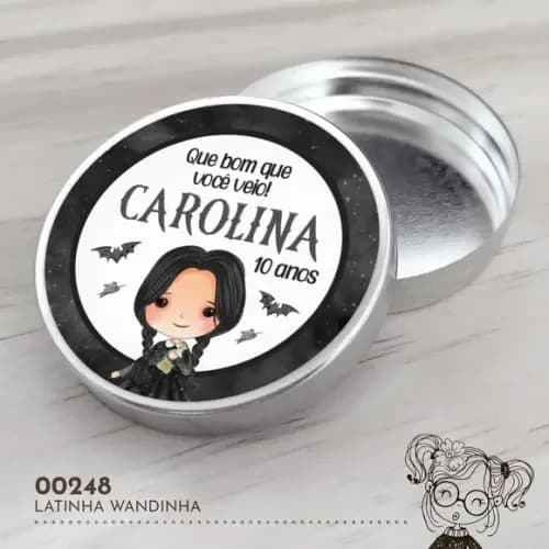 Latinha Adesivada Wandinha - 00248