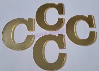 Aplique da Letra C em Acrílico Espelhado Dourado - 5cm