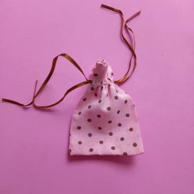 Saquinho Algodão Rosa Bolinha Marrom com Fita 7x11cm