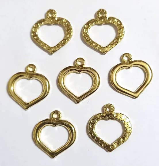 Pingente de Coração Vazado Dourado - 10 Peças