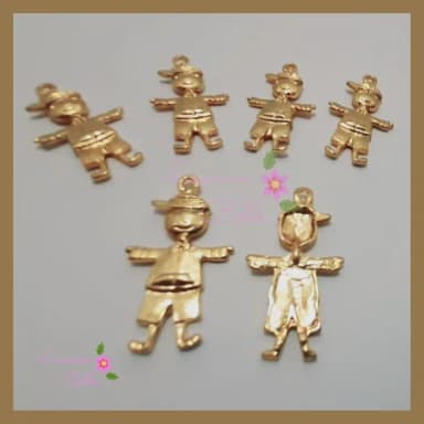 Pingente De Metal Menininho na cor Dourado - pcts c/6unds