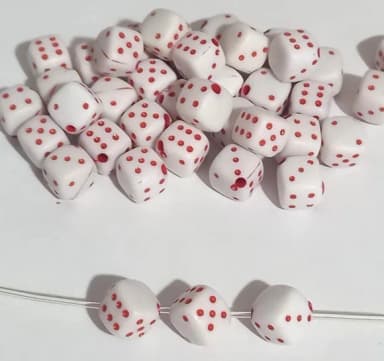 Dadinhos de Acrilico Branco c/ Vermelho 8mm - Pacotes C/100