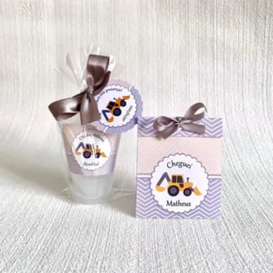 Lembrancinha Maternidade Kit álcool gel + sementinha Trator