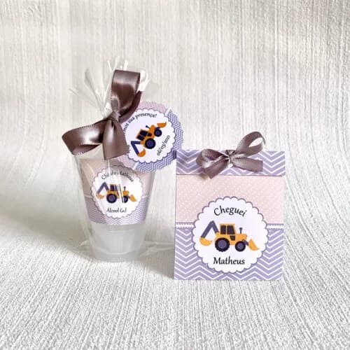 Lembrancinha Maternidade Kit álcool gel + sementinha Trator