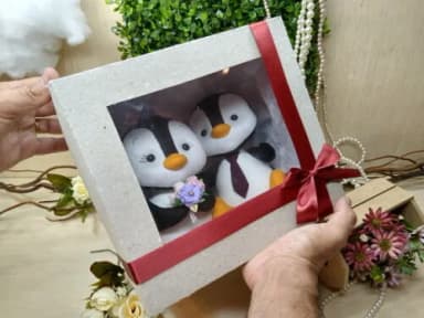 Topo de Bolo - Pinguins com a Caixa
