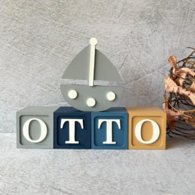 Barquinho Enfeite + Nomes em Cubo - Decoração Bebê