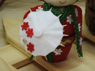 Boneca Kokeshi em feltro - 20 cm