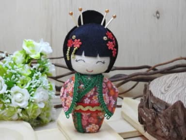 Boneca Kokeshi em feltro 15 cm