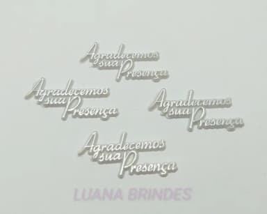 Aplique de acrílico com frase: Agradecemos sua presença.