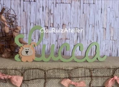 Nomes de mdf Linha Cursiva com Leãozinho
