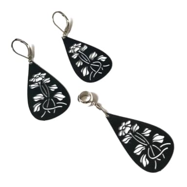 Conjunto Brinco e Pingente Gota Negra com Flores – Super Leve e acabamento Inox