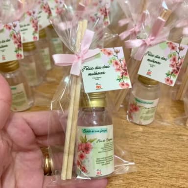 Brinde corporativo mini aromatizador dia das mulher com logo
