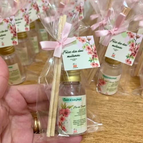 Brinde corporativo mini aromatizador dia das mulher com logo