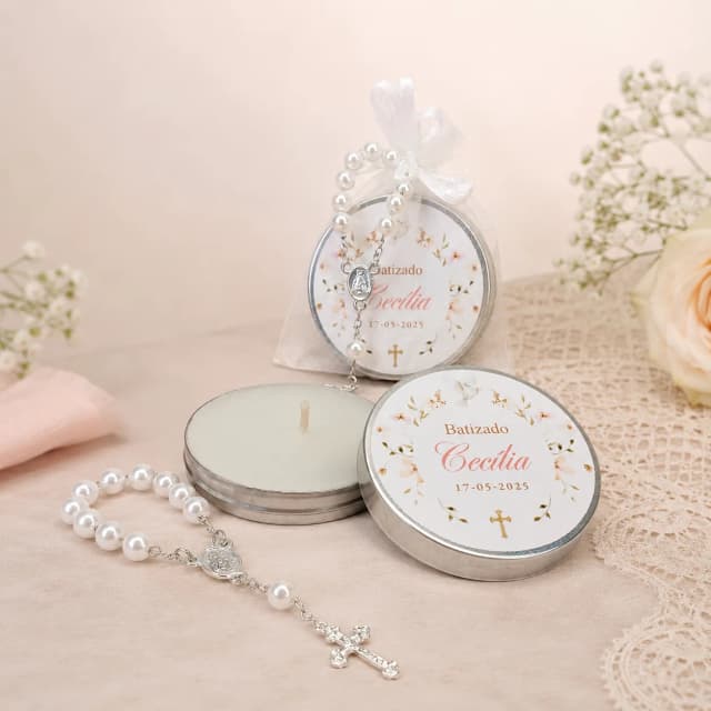 20 Unidades de Lembrancinha Batizado Vela Aromática na Latinha com Terço e Saco do Organza - Trabalhamos com qualquer tema - Informar o tema no chat