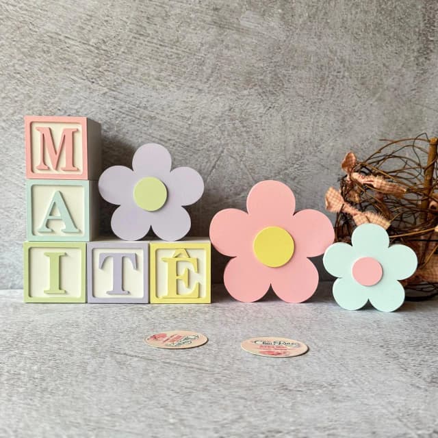 Cubos Decorativos Personalizados 6x6 cm com Trio de Flores em MDF para Quarto de Bebê