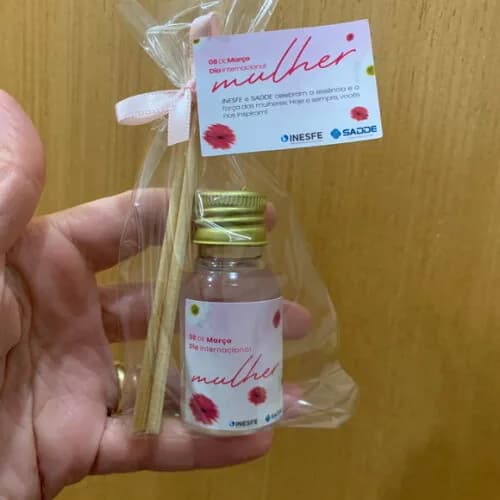 Brinde Dia da Mulher Mini Aromatizador com Logo