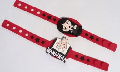 Pulseira Wandinha Addams Vermelha Emborrachada