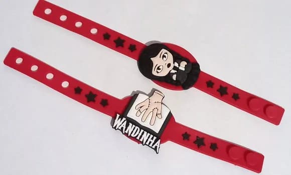 Pulseira Wandinha Addams Vermelha Emborrachada