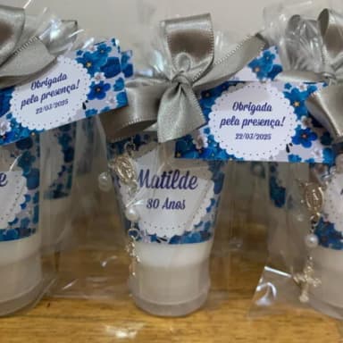 Lembrancinha Hidratante 80 Anos com Mini Terço Azul e Prata