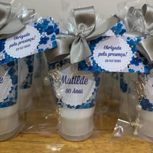 Lembrancinha Hidratante 80 Anos com Mini Terço Azul e Prata