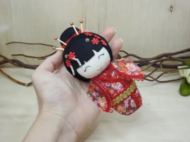 Boneca Kokeshi em feltro 15 cm