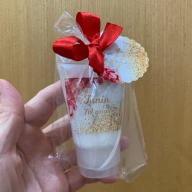 Lembrancinha Hidratante 70 Anos Vermelho e Dourado