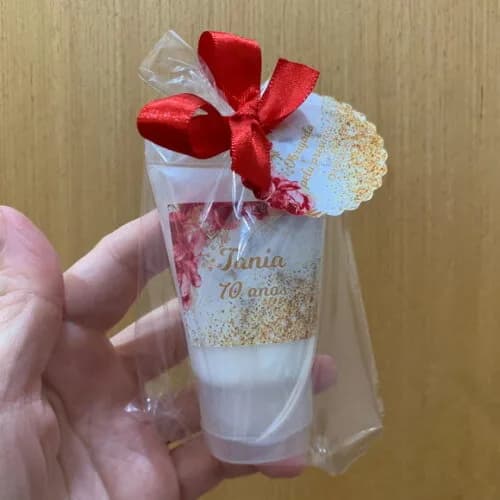 Lembrancinha Hidratante 70 Anos Vermelho e Dourado
