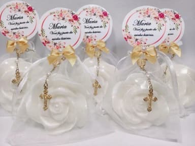 Lembrancinha 70 Anos: Sabonete Rosa Luxo com Mini Terço