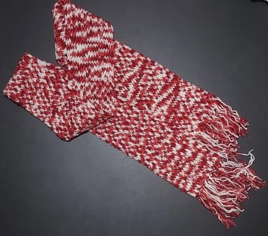 Cachecol vermelho e branco mesclado