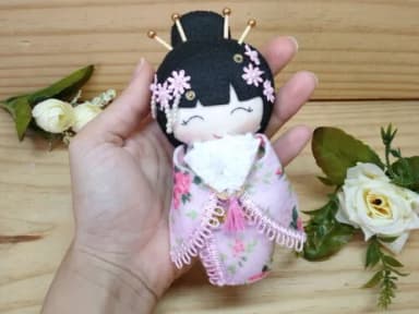 Boneca Kokeshi em Feltro 15 cm