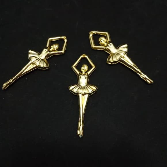 Pingente Bailarina de Acrílico Dourado 8,0cm Pct 6 Unidades