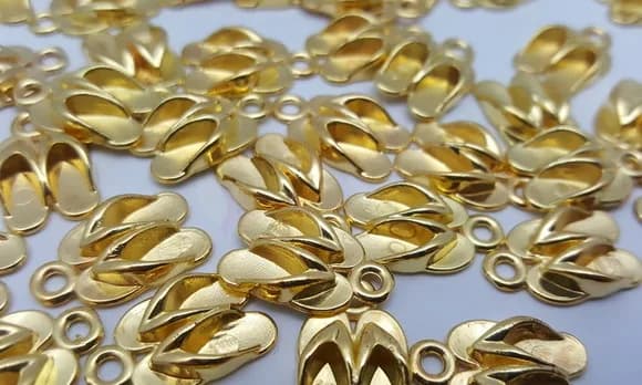 Pingente Chinelinhos Dourado De Abs 1,7cm - Pacote Com 25 Un