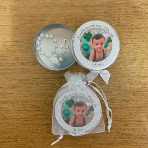 Lembrancinha com mini terço e oração do anjo da guarda
