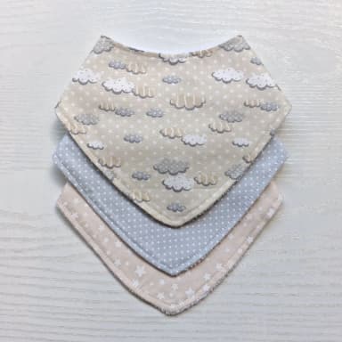 Kit 3 Babadores Bandana Premium para bebê - nuvens