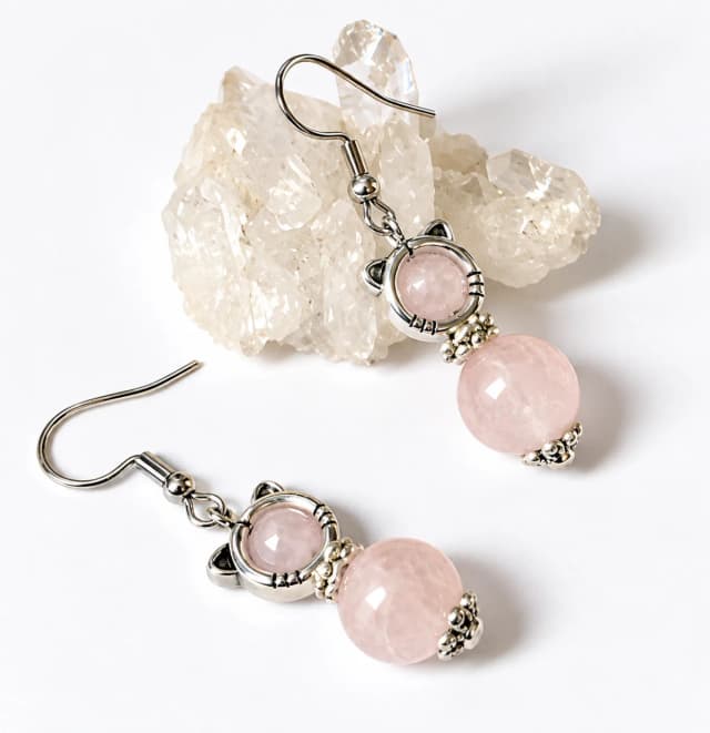 Brinco Gato com Quartzo Rosa, Strass e Aço Inox