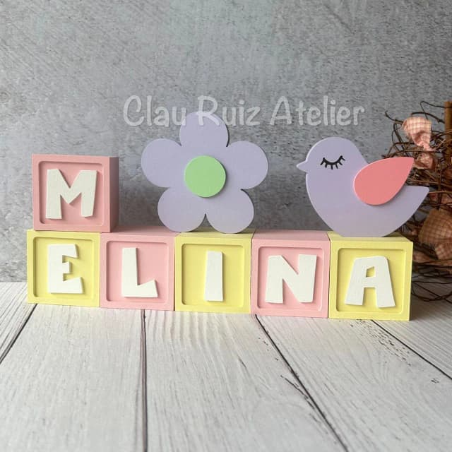 Cubos Decorativos Personalizados 6x6 cm com Passarinho 8 cm e Flor 10cm em MDF para Quarto de Bebê e Festa Infantil